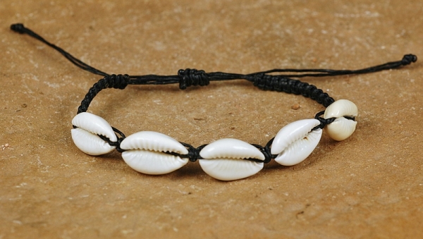 Schönes Afrika Armband mit Kauri Muscheln